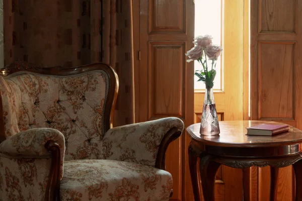 Stillleben Mit Blumen Vase Mit Stuhl Auf Hintergrund — Stockfoto