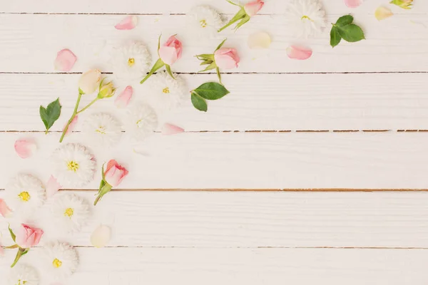 Beyaz Ahşap Arka Planda Pembe Beyaz Çiçekler — Stok fotoğraf