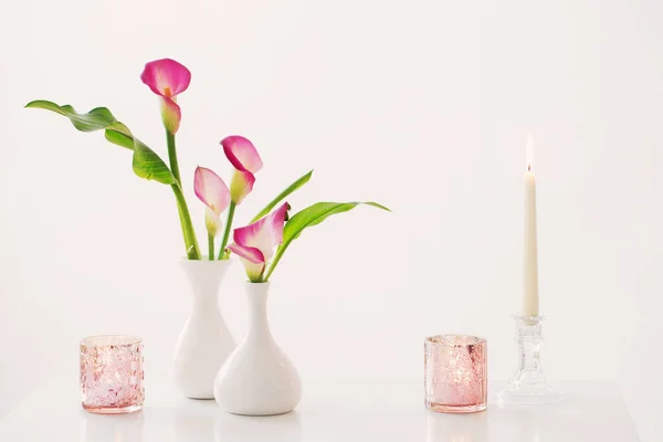 花瓶にピンクのリリーと白地にロウソクを灯す — ストック写真