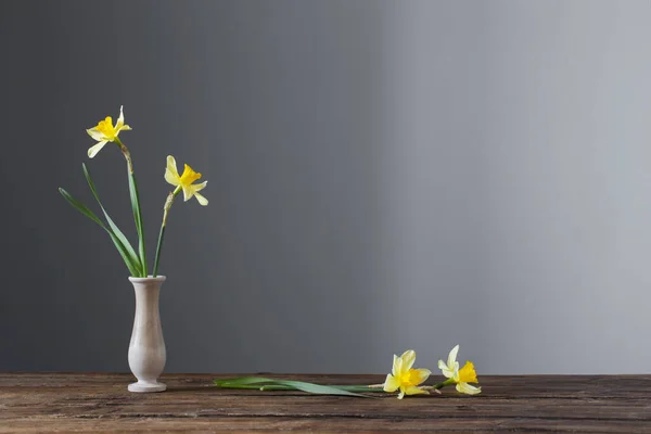 Gele Narcis Vaas Houten Tafel Donkere Ondergrond — Stockfoto