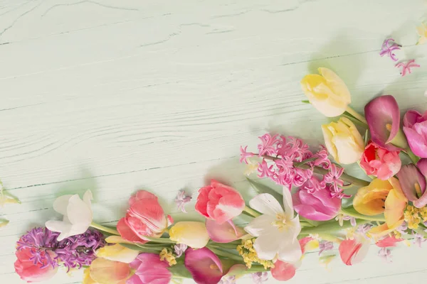 Jarní Květiny Zeleném Dřevěném Pozadí — Stock fotografie