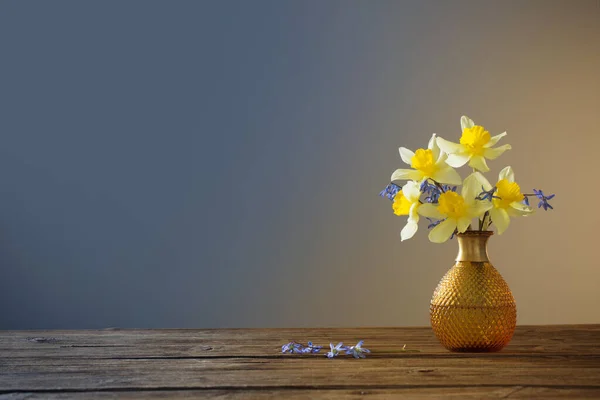 Gelbe Narzissen Und Blaue Schneeglöckchen Vase Auf Holztisch Vor Dunklem — Stockfoto
