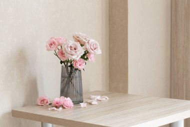 Cam vazoda pembe güllerle dolu bir hayat