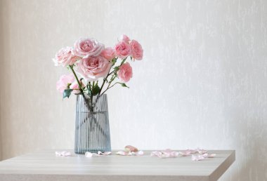 Cam vazoda pembe güllerle dolu bir hayat