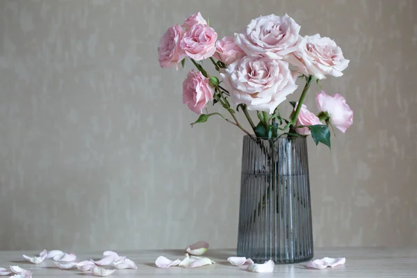 玻璃花瓶里还有粉色玫瑰的静谧生活 — 图库照片