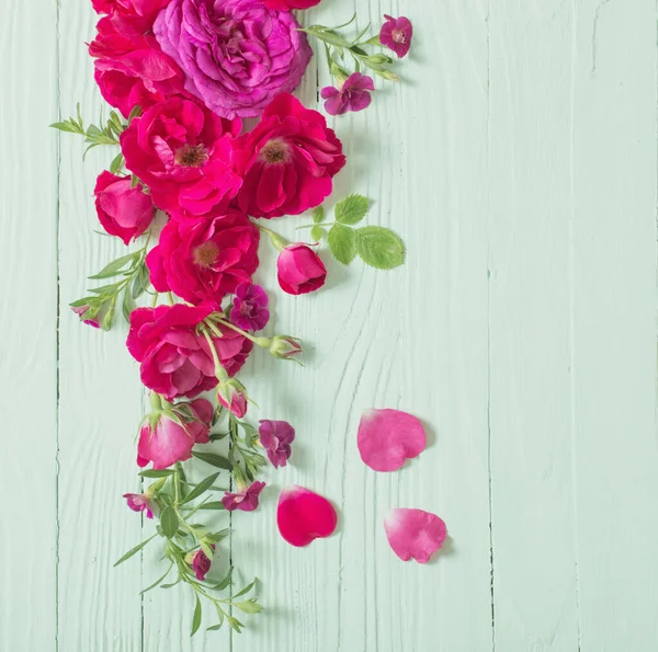 Розовые Красные Розы Зеленом Деревянном Фоне — стоковое фото