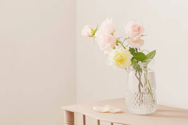 Hermosas Rosas Jarra Vidrio Sobre Fondo Blanco —  Fotos de Stock