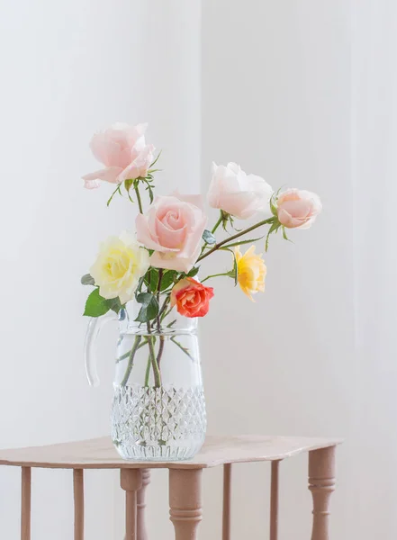 Όμορφα Τριαντάφυλλα Γυάλινη Κανάτα Λευκό Φόντο — Φωτογραφία Αρχείου