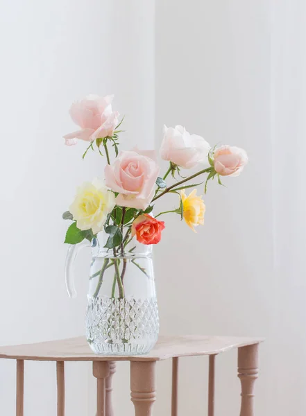 Hermosas Rosas Jarra Vidrio Sobre Fondo Blanco —  Fotos de Stock