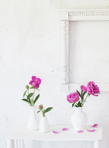 Розовые Пионы Вазах Белом Фоне — стоковое фото