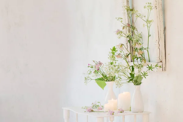 白色复古室内带鲜花和蜡烛 — 图库照片