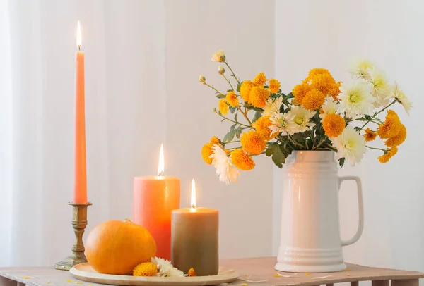 Herbstblumen Mit Brennenden Kerzen Und Kürbissen Holzregal — Stockfoto