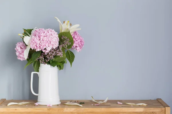 Letnie Kwiaty Białym Dzbanku Drewnianej Półce — Zdjęcie stockowe