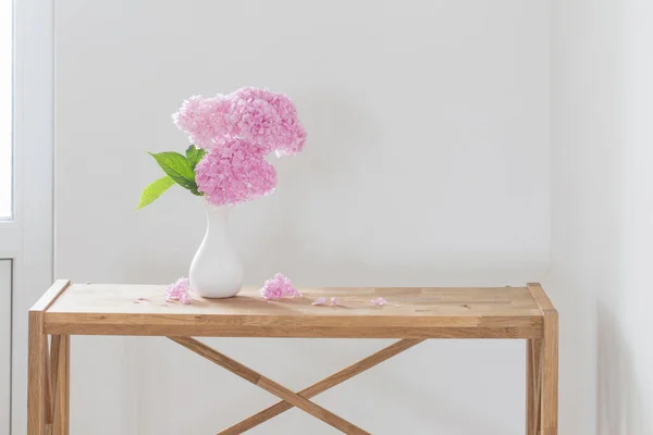 Rosa Hortensie Weißer Vase Auf Holzregal Auf Hintergrund Weiße Wand — Stockfoto