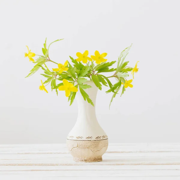 Bodegón Con Flores Amarillas Primavera Jarrón Sobre Fondo Blanco —  Fotos de Stock