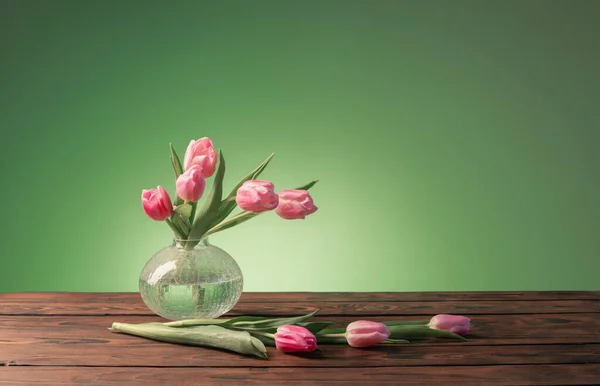 Tulipanes Rosados Jarrón Cristal Sobre Fondo Verde —  Fotos de Stock