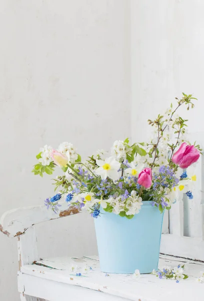 Wiosenne Kwiaty Zabytkowym Białym Wnętrzu Starą Drewnianą Ławką — Zdjęcie stockowe