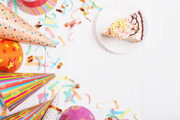 白色木质背景的生日蛋糕和装饰 — 图库照片