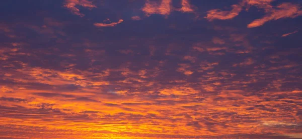 Gyönyörű Drámai Égbolt Felhőkkel Naplementekor — Stock Fotó