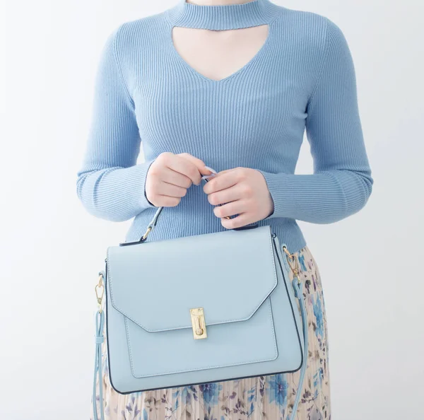 Jong Meisje Blauwe Blouse Geplooide Rok Met Blauwe Handtas Witte — Stockfoto