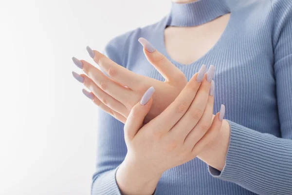 Weibliche Hände Mit Schöner Blauer Maniküre Auf Weißem Hintergrund — Stockfoto