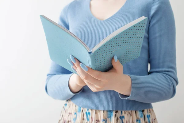 Jonge Vrouw Met Blauwe Notebook Witte Achtergrond — Stockfoto