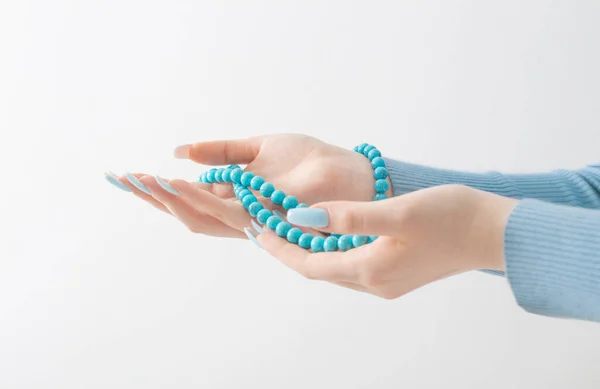 Vrouwelijke Hand Met Manicure Turquoise Kralen Witte Achtergrond — Stockfoto