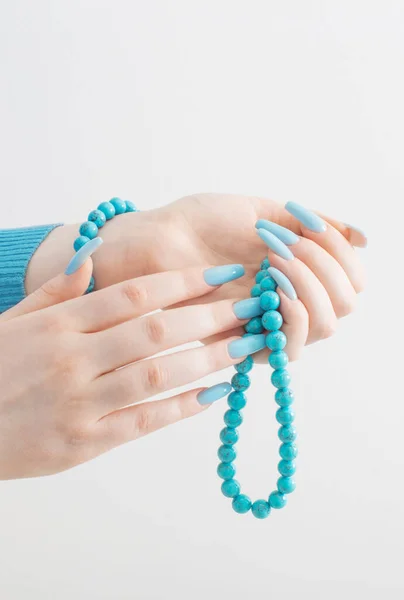 Vrouwelijke Hand Met Manicure Turquoise Kralen Witte Achtergrond — Stockfoto