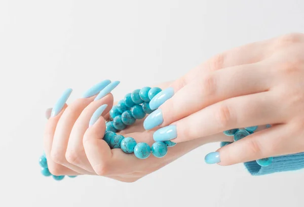 Vrouwelijke Hand Met Manicure Turquoise Kralen Witte Achtergrond — Stockfoto