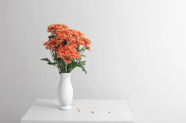 Chrysanthèmes Orange Vase Blanc Sur Fond Blanc — Photo