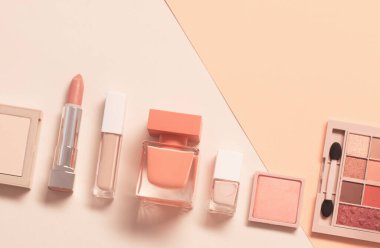 Pastel arka planda parfümlü dekoratif kozmetik.