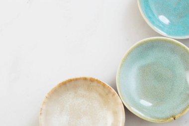 Beyaz mermer masada çeşitli seramik tabaklar