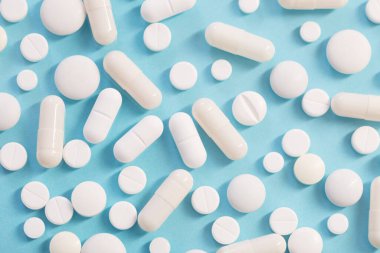 Mavi arka planda beyaz haplar