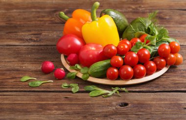 Eski ahşap masada taze sebzeler