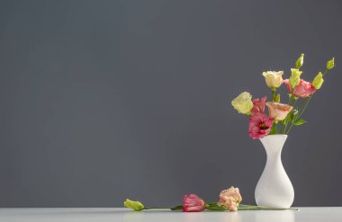 Karanlık arka planda bir buket mutluluk.