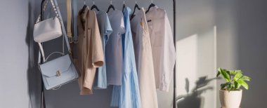 Açık renkli kadınlar yaz kıyafetleri ve askıda ayakkabılar.