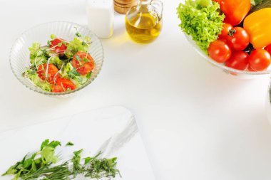 Beyaz masada sağlıklı vejetaryen salatası