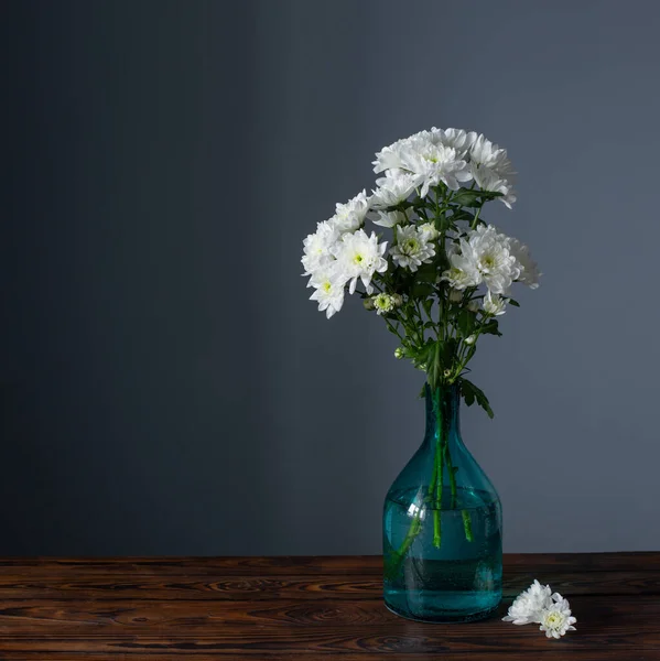 White Chrysanthemums Glass Vase Wooden Background — Stock Photo, Image