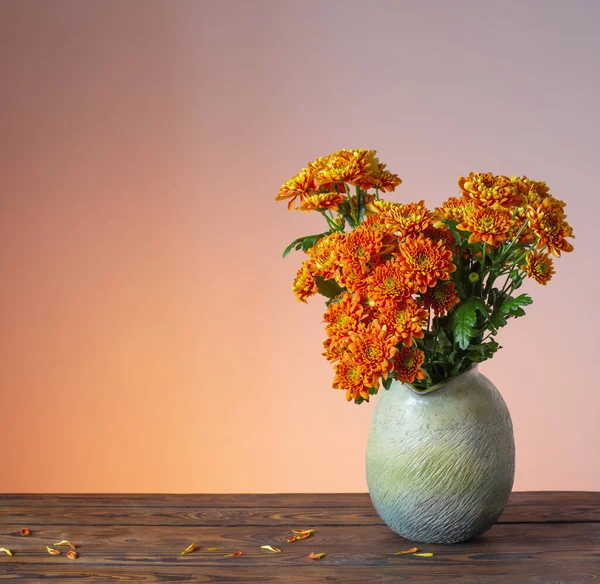 Crisantemi Arancioni Vaso Fondo Legno — Foto Stock