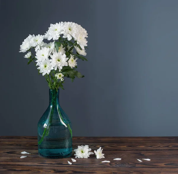 Crisantemos Blancos Jarrón Vidrio Sobre Fondo Madera — Foto de Stock