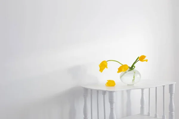 Tulipanes Amarillos Jarrón Cristal Habitación Blanca — Foto de Stock