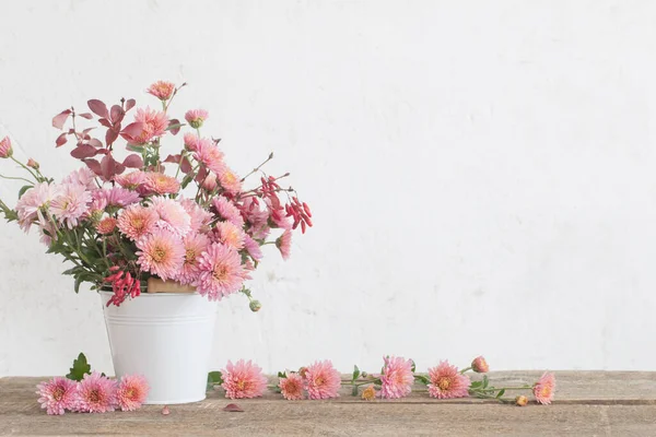 Рожеві Хризантеми Старому Дерев Яному Столі — стокове фото