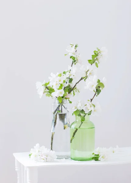 白い内装のガラス花瓶にりんごの花 — ストック写真