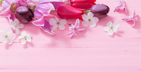 ピンクの木製の背景の春の花 — ストック写真