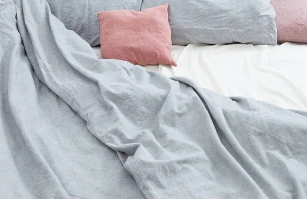 有灰色和粉色亚麻布的床 — 图库照片