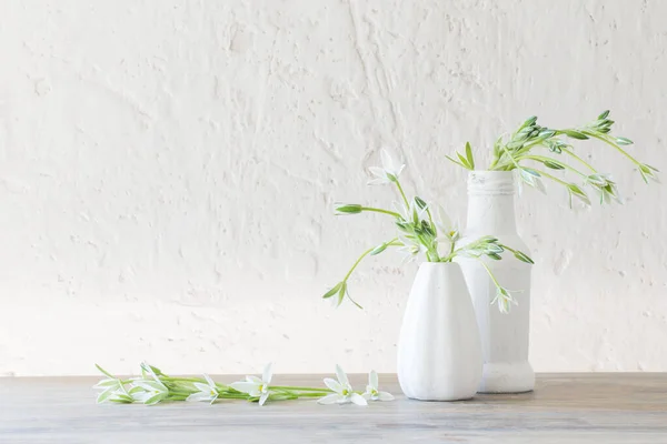 White Flowers Vase Background Old White Wall — Stock Photo, Image