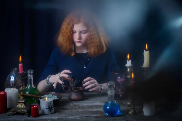 年轻女巫从事巫术 — 图库照片