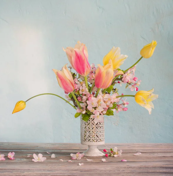 Bukiet Wiosennych Kwiatów Vbackground Stary Niebieski Ściana — Zdjęcie stockowe