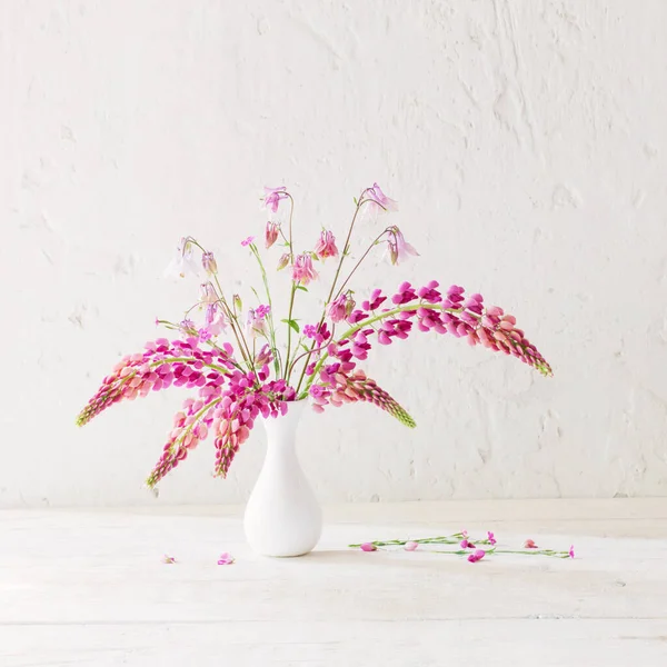 Rosa Sommerblumen Weißer Vase Auf Weißem Altem Hintergrund — Stockfoto