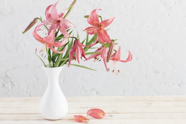 白い背景の壁の上に花瓶のユリ — ストック写真